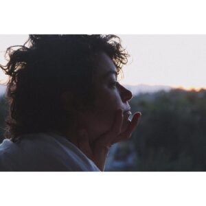 Elyse Levesque Instagram - Took some photos of my best bud @tatianamaslany for an interview she did! 🤍

Check out the article here: https://www.byrdie.com/zoom-date-tatiana-maslany-5071033