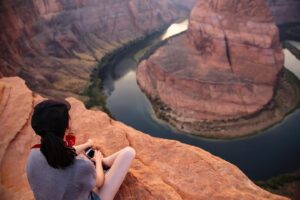 Elyse Levesque Instagram - Casually clinging to cliffs (😬) #dontdothisathomekids #grandcanyon #horseshoebend #arizona 📷: @michaeldaniele