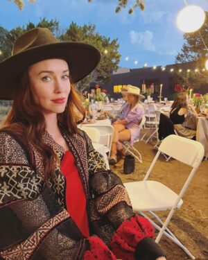 Elyse Levesque Instagram - Hat-py birthday. #thisis37 #itwastechnicallyyesterday 

📷: @tatianamaslany
