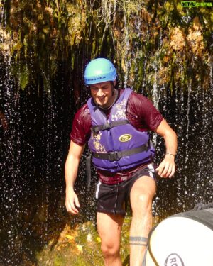 Emanuel Caserio Instagram - Ieri ho fatto Rafting per la prima volta…
lungo il fiume Cèttina tra ruscelli, grotte, fauna marina e tanta natura incontaminata.. che giornata indimenticabile! 🚣🏼‍♂️🏞️