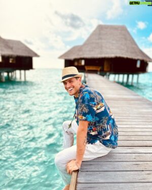 Emanuel Caserio Instagram - A quanto pare questa domenica 27 agosto avverrà la prima vera rottura dell’estate; E io cara estate voglio salutarti così, con un sorriso.. quest’anno ci hai messo a dura prova con temperature estreme e spesso facendo capricci.. ma quanto sei stata bella seppur imprevedibile. Ci si rivede il prossimo anno… per nuove mete, nuovi orizzonti e nuove amicizie. A presto estate ☀️