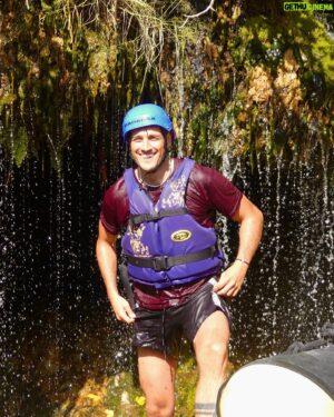 Emanuel Caserio Instagram - Ieri ho fatto Rafting per la prima volta…
lungo il fiume Cèttina tra ruscelli, grotte, fauna marina e tanta natura incontaminata.. che giornata indimenticabile! 🚣🏼‍♂️🏞️