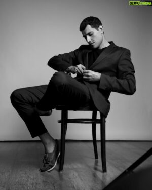 Emanuel Caserio Instagram - Un po’ bianco un po’ nero, d’altronde un po’ me 🖤

Ph. @paolo.stucchi