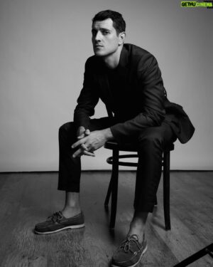Emanuel Caserio Instagram - Un po’ bianco un po’ nero, d’altronde un po’ me 🖤

Ph. @paolo.stucchi