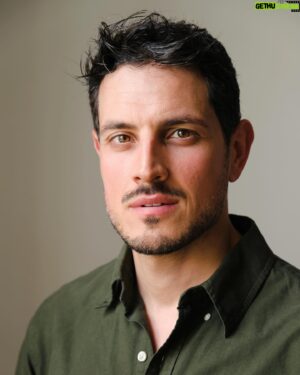 Emanuel Caserio Instagram - Chissà perché mi imbarazza così tanto fare foto.. come se mi sentissi nudo davanti l’obiettivo.
Ok sono timido, amen..ma davanti l’obiettivo lo divento mille volte di più. Chissà se ci farò mai Pace. O chissà se questa timidezza preferisco tenermela tutta. Qualche volta penso che mi doni più dell’ostentata sicurezza che va molto di moda oggi. 

Dall’altra parte il talento di @lucaragazzifoto