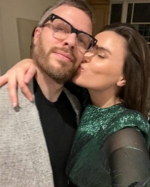 Emer Kenny Instagram - Went to the Comedy Awards. Looked quite Irish. Someone mistook me for Aisling Bea. 💚

Hair by @naradkutowaroo 
Makeup by @samcmakeup 
Thank you to @emhargreaves @multitudemedia