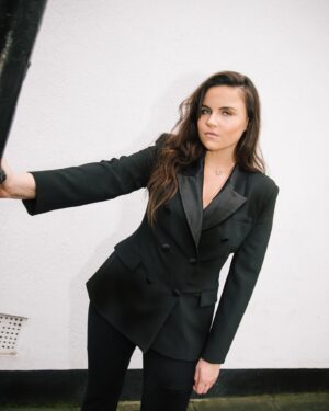 Emer Kenny Instagram - Just need to be clear, I have very clean hair 99% of the time, but the a ONE TIME I didn’t… (swipe). 

Thanks for the interview @squaremile_com! And thank you for taking me to the Emmys that time @benjamincaron 😝

Photography by @ionawolffphoto 
Makeup by @hannahelizabethartistry 
Styled by @emmalanestylist 
Publicity by @multitudemedia @emhargreaves