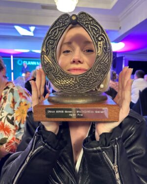 Emer Kenny Instagram - Guinness, sunshine & a @celticmediafest award for Best Drama Series… Thank you & I love you Ireland (and Scotland… and Wales…) 💚