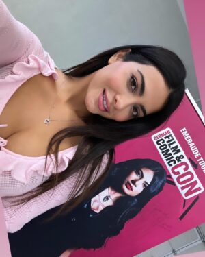 Emeraude Toubia Instagram - Auf Wiedersehen Germany 🩷! #Shadowhunters ➰🥲