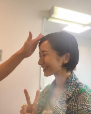 Emi Kurara Instagram - .
ヒルナンデス！
ありがとうございました。

南原さんはじめレギュラーの皆さんが楽しく優しく助けてくださり、緊張がほぐれました☺︎
最後に、映画『夏空ダンス』の告知もさせていただきました。

そうです本日からいよいよ全国公開です！
熊本から、全国へ。
とても嬉しいです。

内村光良さん監督作品
『夏空ダンス』
内村さんの故郷、熊本県人吉球磨でオールロケを行い、
その時そこにしかない、たくさんの景色を撮影しました！
大きな花火をバックに一発本番で撮影したダンスシーンなど、
高校生たちのエネルギー溢れるダンスが魅力の青春映画。
名曲カノンに乗せて皆んなで踊る感動のクライマックスをぜひ劇場でご覧ください！

ジレ、パンツ
@stumbly.official 
イヤカフ
@gigi.jewelry 
ネックレス
@loni_jewelry_ 
ブーツ
@auntmaries.official
リング
 @manarosa_jewel