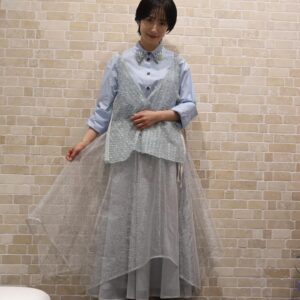 Emi Kurara Instagram - .
わたくし達
同じ事務所に所属させていただいております。
ユースケさんと秋元さん⭐︎
同じ事務所といえどお会いする機会はほとんどないのでとても嬉しい時間でした☺︎

テレビ東京「ナゼそこ？」
5/16 木曜日夜19:58〜21:48 OA

#5月17日放送 
#ドラマ
#ダブルチート
#の話も少しさせていただきました

#ユースケサンタマリア さん
#秋元真夏 さん

シャツ、ビスチェ
@alysiofficial 
スカート
@immez_official