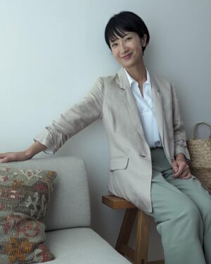 Emi Kurara Instagram - .
しばらくボブヘアで作品が続き撮影していましたが、
久しぶりにショートヘアにして撮影。
ここまで短いのは、リバイスのママさんぶりかな。

どちらも気に入っていて、
結局どちらがいいのかな、なんて迷いつつも、私らしくショートにしました。

素敵なおうちで撮影です✌︎

#どちらがお好きですか ？