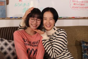 Emi Kurara Instagram - .
#リビングの松永さん

あかねさんとミーコママ。
そして、
ママさんとママさんでもある。
（分かる人には…♨︎）
再会嬉しかったです☺︎♡

今夜2月13日火曜日第６話。
いよいよ後半戦突入。
最後までお母さんも登場してきます。
松永さんと美己のこと最後までどうぞお見届けください♪

美己の部屋にて（4.5枚目）

#リビングの松永さん
@sakurako.official 
#大久保桜子ちゃん 
#mydream
#仮面ライダーリバイス
#リバイスレガシー仮面ライダーベイル