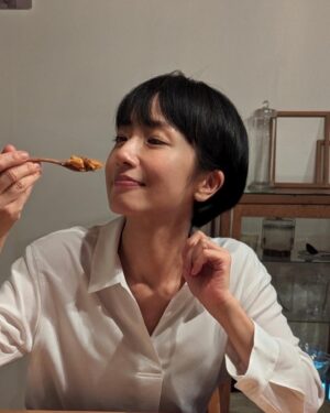 Emi Kurara Instagram - .
しばらくボブヘアで作品が続き撮影していましたが、
久しぶりにショートヘアにして撮影。
ここまで短いのは、リバイスのママさんぶりかな。

どちらも気に入っていて、
結局どちらがいいのかな、なんて迷いつつも、私らしくショートにしました。

素敵なおうちで撮影です✌︎

#どちらがお好きですか ？