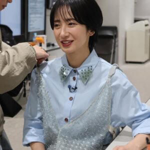 Emi Kurara Instagram - .
わたくし達
同じ事務所に所属させていただいております。
ユースケさんと秋元さん⭐︎
同じ事務所といえどお会いする機会はほとんどないのでとても嬉しい時間でした☺︎

テレビ東京「ナゼそこ？」
5/16 木曜日夜19:58〜21:48 OA

#5月17日放送 
#ドラマ
#ダブルチート
#の話も少しさせていただきました

#ユースケサンタマリア さん
#秋元真夏 さん

シャツ、ビスチェ
@alysiofficial 
スカート
@immez_official