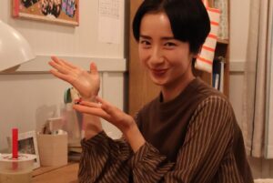 Emi Kurara Instagram - .
#リビングの松永さん

あかねさんとミーコママ。
そして、
ママさんとママさんでもある。
（分かる人には…♨︎）
再会嬉しかったです☺︎♡

今夜2月13日火曜日第６話。
いよいよ後半戦突入。
最後までお母さんも登場してきます。
松永さんと美己のこと最後までどうぞお見届けください♪

美己の部屋にて（4.5枚目）

#リビングの松永さん
@sakurako.official 
#大久保桜子ちゃん 
#mydream
#仮面ライダーリバイス
#リバイスレガシー仮面ライダーベイル