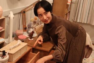 Emi Kurara Instagram - .
#リビングの松永さん

あかねさんとミーコママ。
そして、
ママさんとママさんでもある。
（分かる人には…♨︎）
再会嬉しかったです☺︎♡

今夜2月13日火曜日第６話。
いよいよ後半戦突入。
最後までお母さんも登場してきます。
松永さんと美己のこと最後までどうぞお見届けください♪

美己の部屋にて（4.5枚目）

#リビングの松永さん
@sakurako.official 
#大久保桜子ちゃん 
#mydream
#仮面ライダーリバイス
#リバイスレガシー仮面ライダーベイル