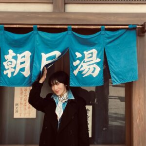 Emi Kurara Instagram - .
🎡🎠👑🍮🥞🫧🫧
#西武園ゆうえんち 

銭湯を見かけるとどうしても…
ママさんの血が騒ぐ
（分かる人には…♨︎）

イルミネーションの点灯
華美ではないけど優しく温かくて、
夕方まで目一杯遊んで帰って来たら、
家の外まで夕ご飯の美味しい香りがした子どもの頃のあの懐かしい気持ちを思い出しました🫧

きゃっきゃと大人もはしゃいで遊ぶ時間は楽しいですね。
しかしながら子育て中の女優さん達は皆さんどうやってやり繰りしてるんでしょう⁈といつも素朴な疑問を。
現場でお聴きすることもしばしば。
台本が台本が…といつも心の片隅に。
でも子どもと目一杯遊びも楽しみたいし家のことも終わりない。
撮影中はもちろんのこと、
撮影の準備期間というものは地味な地道な作業、目に見えないそれが1番時間の捻出に苦労するかもしれません。
どの職業にも関わらず皆さん苦労しながら頑張っていると思うと、自分も頑張ろう！と奮起するのであります。ありがとうございます♡
自分の人生一度きり。悔いのない人生を送りたい、がんばれー自分！
