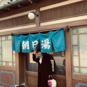 Emi Kurara Instagram - .
🎡🎠👑🍮🥞🫧🫧
#西武園ゆうえんち 

銭湯を見かけるとどうしても…
ママさんの血が騒ぐ
（分かる人には…♨︎）

イルミネーションの点灯
華美ではないけど優しく温かくて、
夕方まで目一杯遊んで帰って来たら、
家の外まで夕ご飯の美味しい香りがした子どもの頃のあの懐かしい気持ちを思い出しました🫧

きゃっきゃと大人もはしゃいで遊ぶ時間は楽しいですね。
しかしながら子育て中の女優さん達は皆さんどうやってやり繰りしてるんでしょう⁈といつも素朴な疑問を。
現場でお聴きすることもしばしば。
台本が台本が…といつも心の片隅に。
でも子どもと目一杯遊びも楽しみたいし家のことも終わりない。
撮影中はもちろんのこと、
撮影の準備期間というものは地味な地道な作業、目に見えないそれが1番時間の捻出に苦労するかもしれません。
どの職業にも関わらず皆さん苦労しながら頑張っていると思うと、自分も頑張ろう！と奮起するのであります。ありがとうございます♡
自分の人生一度きり。悔いのない人生を送りたい、がんばれー自分！