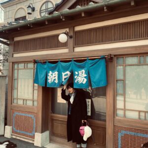 Emi Kurara Instagram - .
🎡🎠👑🍮🥞🫧🫧
#西武園ゆうえんち 

銭湯を見かけるとどうしても…
ママさんの血が騒ぐ
（分かる人には…♨︎）

イルミネーションの点灯
華美ではないけど優しく温かくて、
夕方まで目一杯遊んで帰って来たら、
家の外まで夕ご飯の美味しい香りがした子どもの頃のあの懐かしい気持ちを思い出しました🫧

きゃっきゃと大人もはしゃいで遊ぶ時間は楽しいですね。
しかしながら子育て中の女優さん達は皆さんどうやってやり繰りしてるんでしょう⁈といつも素朴な疑問を。
現場でお聴きすることもしばしば。
台本が台本が…といつも心の片隅に。
でも子どもと目一杯遊びも楽しみたいし家のことも終わりない。
撮影中はもちろんのこと、
撮影の準備期間というものは地味な地道な作業、目に見えないそれが1番時間の捻出に苦労するかもしれません。
どの職業にも関わらず皆さん苦労しながら頑張っていると思うと、自分も頑張ろう！と奮起するのであります。ありがとうございます♡
自分の人生一度きり。悔いのない人生を送りたい、がんばれー自分！