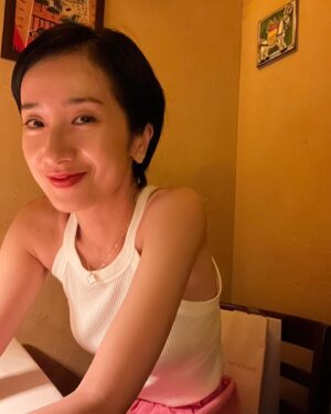 Emi Kurara Instagram - .
昨日6月15日の誕生日によせて、
みなさんありがとうございました🫶
この場をお借りしてお礼申し上げます。

クランクインした現場でもサプライズでお祝いしていただきました。
みなさん大変ご多忙の中なのに、
そのあたたかいお心を頂き本当に感動いたしました。
ありがとうございます！

（素晴らしい座組。
楽しみにしていてください。）

目の前のことをコツコツ、丁寧に。

そして、なるべくいつも機嫌のいい人でいたいです笑。

ひとえに、みなさんのおかげです。
ありがとうございます☺️

最後の写真は、
私の生まれた年月の『暮しの手帖』。

私はこんな時代に生まれたのか。
両親は、こんな時代を生きていたのか。
さまざまな思いが巡ります♡