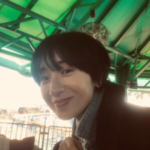 Emi Kurara Instagram - .
🎡🎠👑🍮🥞🫧🫧
#西武園ゆうえんち 

銭湯を見かけるとどうしても…
ママさんの血が騒ぐ
（分かる人には…♨︎）

イルミネーションの点灯
華美ではないけど優しく温かくて、
夕方まで目一杯遊んで帰って来たら、
家の外まで夕ご飯の美味しい香りがした子どもの頃のあの懐かしい気持ちを思い出しました🫧

きゃっきゃと大人もはしゃいで遊ぶ時間は楽しいですね。
しかしながら子育て中の女優さん達は皆さんどうやってやり繰りしてるんでしょう⁈といつも素朴な疑問を。
現場でお聴きすることもしばしば。
台本が台本が…といつも心の片隅に。
でも子どもと目一杯遊びも楽しみたいし家のことも終わりない。
撮影中はもちろんのこと、
撮影の準備期間というものは地味な地道な作業、目に見えないそれが1番時間の捻出に苦労するかもしれません。
どの職業にも関わらず皆さん苦労しながら頑張っていると思うと、自分も頑張ろう！と奮起するのであります。ありがとうございます♡
自分の人生一度きり。悔いのない人生を送りたい、がんばれー自分！