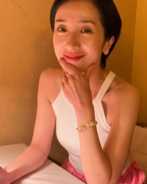 Emi Kurara Instagram - .
昨日6月15日の誕生日によせて、
みなさんありがとうございました🫶
この場をお借りしてお礼申し上げます。

クランクインした現場でもサプライズでお祝いしていただきました。
みなさん大変ご多忙の中なのに、
そのあたたかいお心を頂き本当に感動いたしました。
ありがとうございます！

（素晴らしい座組。
楽しみにしていてください。）

目の前のことをコツコツ、丁寧に。

そして、なるべくいつも機嫌のいい人でいたいです笑。

ひとえに、みなさんのおかげです。
ありがとうございます☺️

最後の写真は、
私の生まれた年月の『暮しの手帖』。

私はこんな時代に生まれたのか。
両親は、こんな時代を生きていたのか。
さまざまな思いが巡ります♡