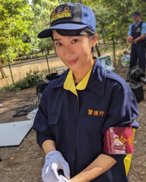 Emi Kurara Instagram - .
本日
10月9日（月・祝）夜８時〜
月曜プレミア８　西村京太郎サスペンス　十津川警部の事件簿「終着駅殺人事件」

検視官、長尾里帆役で出演させていただきます。

初めてかな警察側の役です。
ユニフォームいかがでしょう。

鈴木浩介監督とは4度目となります。（先日のブラックポストマンもです。）
様々な役柄を任せていただき、嬉しさと緊張でいつも心がキリッと締まります。

船越さんと角野さんとは、上司と部下というチームの役柄です。
素敵な大先輩方、ウェルカムな懐の深さに救われました。
日頃なかなかお話し出来る機会もないと思うと、本当に素敵な時間、貴重なお話し、心に貯めておきました☺︎
仲間に入れていただき冥利につきます。

箇所箇所での登場となります、
事件解決と合わせて、お見逃しなく。