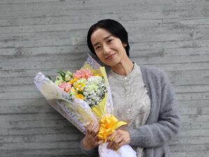 Emi Kurara Instagram - .
『リビングの松永さん』
最終話を迎えました。　　
松永さんとミーコらしいクライマックスでした🫶

たくさんの方に観ていただいて本当に嬉しかったです。
そしてキュンキュンドラマに出演することはほぼなかったのでとても新鮮で。

いつ現場に行ってもスタッフもキャストも皆んなの気持ちがいい現場。
皆んなのキラッキラの青春の時間を目の前で見て感じて、少し懐かしい気持ちになったり、ただただ可愛くて微笑ましくて、
心持ちの素敵な皆さん、その姿勢から学ぶことも多かったです。
また皆さんに会えるように、私もがんばります。

ご声援ありがとうございました！
ミーコママ✌︎

@matsunagasan8