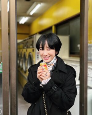 Emi Kurara Instagram - .
指さきも凍えるように冷たくて
思わずあったかいコンポタを買って皆んなで暖をとりました。
暦のうえでは
すぐそこには春☘️
2/3の今日、節分の豆まきに参加してきました。
（朝は娘と作った恵方巻きを食べて家での豆まきもしっかりと。鬼を完全にやっつけました👹！）

皆さんに福が訪れますように。

2月9日金曜日深夜24:52
テレビ東京「ハコビヤ」第５話
に出演します。
椿山さん（皆川猿時さん）と、わたくし柴田あかりは一体どんな関係なのか。
最後まで見届けていただけたら嬉しいです。

@tx_hakobiya