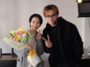 Emi Kurara Instagram - .
『リビングの松永さん』
最終話を迎えました。　　
松永さんとミーコらしいクライマックスでした🫶

たくさんの方に観ていただいて本当に嬉しかったです。
そしてキュンキュンドラマに出演することはほぼなかったのでとても新鮮で。

いつ現場に行ってもスタッフもキャストも皆んなの気持ちがいい現場。
皆んなのキラッキラの青春の時間を目の前で見て感じて、少し懐かしい気持ちになったり、ただただ可愛くて微笑ましくて、
心持ちの素敵な皆さん、その姿勢から学ぶことも多かったです。
また皆さんに会えるように、私もがんばります。

ご声援ありがとうございました！
ミーコママ✌︎

@matsunagasan8
