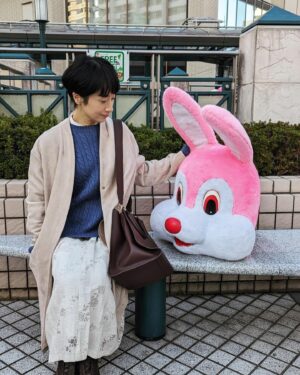 Emi Kurara Instagram - .
指さきも凍えるように冷たくて
思わずあったかいコンポタを買って皆んなで暖をとりました。
暦のうえでは
すぐそこには春☘️
2/3の今日、節分の豆まきに参加してきました。
（朝は娘と作った恵方巻きを食べて家での豆まきもしっかりと。鬼を完全にやっつけました👹！）

皆さんに福が訪れますように。

2月9日金曜日深夜24:52
テレビ東京「ハコビヤ」第５話
に出演します。
椿山さん（皆川猿時さん）と、わたくし柴田あかりは一体どんな関係なのか。
最後まで見届けていただけたら嬉しいです。

@tx_hakobiya