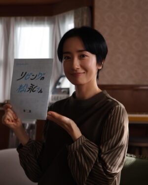 Emi Kurara Instagram - .
街中で振り袖を着た晴れやかな姿をお見かけしました。
新成人の皆さんおめでとうございます！
わたしのように沢山の年齢を重ねても未だに人生躓いては立ち上がり躓いては立ち上がりの繰り返しですが、
そうやって生きてきた道はマイナスなんでどこにもなかったと思います。そしてマイナスにしてこなかった自信はなぜかあります。
自分の人生の主人公として目一杯生きてほしいです☺︎私自身もまだまだそう思って生きています☺︎

いくつかのお知らせがあります。
⭐︎1月9日火曜夜11時スタート
フジテレビ『リビングの松永さん』
ヒロイン美己（高橋ひかるちゃん）の母、園田朋子を演じます。
この私もいつのまにか現場のキャスト最年長！（今のところのメンバーでは）。とは言え最年長だからとかそんなの関係なく皆んなから見習うことばかり、頼りになる座長、中島健人くんにありったけの信頼を寄せて皆で頑張っています。瑞々しくパワーある皆さんの姿にいちいち可愛いわー可愛いわーと目を細めながらも、一方で作品が良くなるには？と、皆んなと工夫や意見を出し気持ちの良い撮影現場。
お母さん、今後も要所要所に突然登場しますので、どうぞ宜しくお願いします！

⭐︎1月10日水曜夜7時
テレビ朝日『ミラクル９　2時間スペシャル』
日を空けずにまた呼んでいただきすごく嬉しくていつもより少しテンション高め楽しくがんばりました。くりーむしちゅーさん。やっぱり同郷熊本出身である方とご一緒できるのは本当に嬉しいです！

そしてそのままの流れでミラクル９の後は、
⭐︎1月10日水曜夜9時
テレビ朝日『相棒』第11話。
何年ぶりでしょう。出演させていただきます！
お久しぶりにお会いした水谷さんは昔と変わらず紳士でお茶目で懐大きな方で、今のわたしを受け止めてくださいました。ご一緒できる喜びでいっぱいです。

⭐︎1月12日金曜日深夜0時52分スタート
テレビ東京『ハコビヤ』
第5話に、柴田あかり役で出演させていただきます。
皆川猿時さん演じる椿山さんと、一体どんな関係なのか！
最後まで見ていただきたいです。

どの役もそれぞれお母さんです。
色の違うお母さんたちです。
それぞれの色をしっかり出せたのか…？いつもテレビの前で正座をして自分を見つめるとがっくりと。心臓が破れてしまっているんですが、絶対に私は私に負けないぞ、という気持ちで今年は殻を脱ぎ捨てて（脱ぎ捨てるのが遅いです）行きたいと思っています。

時系列で書かせていただきました。作品に携われる喜びでいっぱいです。
50代どんな人生を歩んでいたいのか、どんな俳優になっていたいのか、この40代の後半期はしっかりとした土台作り、わたしが生きてきた喜怒哀楽を作品に昇華させて爆発したいとそう思っております。皆さんどうぞどうぞよろしくお願い致します☺︎