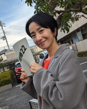 Emi Kurara Instagram - .
街中で振り袖を着た晴れやかな姿をお見かけしました。
新成人の皆さんおめでとうございます！
わたしのように沢山の年齢を重ねても未だに人生躓いては立ち上がり躓いては立ち上がりの繰り返しですが、
そうやって生きてきた道はマイナスなんでどこにもなかったと思います。そしてマイナスにしてこなかった自信はなぜかあります。
自分の人生の主人公として目一杯生きてほしいです☺︎私自身もまだまだそう思って生きています☺︎

いくつかのお知らせがあります。
⭐︎1月9日火曜夜11時スタート
フジテレビ『リビングの松永さん』
ヒロイン美己（高橋ひかるちゃん）の母、園田朋子を演じます。
この私もいつのまにか現場のキャスト最年長！（今のところのメンバーでは）。とは言え最年長だからとかそんなの関係なく皆んなから見習うことばかり、頼りになる座長、中島健人くんにありったけの信頼を寄せて皆で頑張っています。瑞々しくパワーある皆さんの姿にいちいち可愛いわー可愛いわーと目を細めながらも、一方で作品が良くなるには？と、皆んなと工夫や意見を出し気持ちの良い撮影現場。
お母さん、今後も要所要所に突然登場しますので、どうぞ宜しくお願いします！

⭐︎1月10日水曜夜7時
テレビ朝日『ミラクル９　2時間スペシャル』
日を空けずにまた呼んでいただきすごく嬉しくていつもより少しテンション高め楽しくがんばりました。くりーむしちゅーさん。やっぱり同郷熊本出身である方とご一緒できるのは本当に嬉しいです！

そしてそのままの流れでミラクル９の後は、
⭐︎1月10日水曜夜9時
テレビ朝日『相棒』第11話。
何年ぶりでしょう。出演させていただきます！
お久しぶりにお会いした水谷さんは昔と変わらず紳士でお茶目で懐大きな方で、今のわたしを受け止めてくださいました。ご一緒できる喜びでいっぱいです。

⭐︎1月12日金曜日深夜0時52分スタート
テレビ東京『ハコビヤ』
第5話に、柴田あかり役で出演させていただきます。
皆川猿時さん演じる椿山さんと、一体どんな関係なのか！
最後まで見ていただきたいです。

どの役もそれぞれお母さんです。
色の違うお母さんたちです。
それぞれの色をしっかり出せたのか…？いつもテレビの前で正座をして自分を見つめるとがっくりと。心臓が破れてしまっているんですが、絶対に私は私に負けないぞ、という気持ちで今年は殻を脱ぎ捨てて（脱ぎ捨てるのが遅いです）行きたいと思っています。

時系列で書かせていただきました。作品に携われる喜びでいっぱいです。
50代どんな人生を歩んでいたいのか、どんな俳優になっていたいのか、この40代の後半期はしっかりとした土台作り、わたしが生きてきた喜怒哀楽を作品に昇華させて爆発したいとそう思っております。皆さんどうぞどうぞよろしくお願い致します☺︎