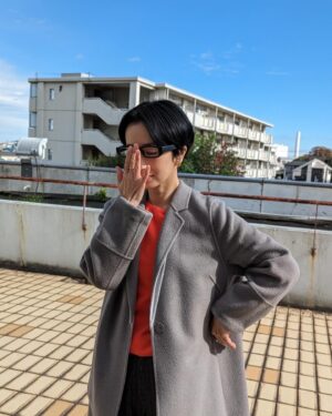 Emi Kurara Instagram - .
街中で振り袖を着た晴れやかな姿をお見かけしました。
新成人の皆さんおめでとうございます！
わたしのように沢山の年齢を重ねても未だに人生躓いては立ち上がり躓いては立ち上がりの繰り返しですが、
そうやって生きてきた道はマイナスなんでどこにもなかったと思います。そしてマイナスにしてこなかった自信はなぜかあります。
自分の人生の主人公として目一杯生きてほしいです☺︎私自身もまだまだそう思って生きています☺︎

いくつかのお知らせがあります。
⭐︎1月9日火曜夜11時スタート
フジテレビ『リビングの松永さん』
ヒロイン美己（高橋ひかるちゃん）の母、園田朋子を演じます。
この私もいつのまにか現場のキャスト最年長！（今のところのメンバーでは）。とは言え最年長だからとかそんなの関係なく皆んなから見習うことばかり、頼りになる座長、中島健人くんにありったけの信頼を寄せて皆で頑張っています。瑞々しくパワーある皆さんの姿にいちいち可愛いわー可愛いわーと目を細めながらも、一方で作品が良くなるには？と、皆んなと工夫や意見を出し気持ちの良い撮影現場。
お母さん、今後も要所要所に突然登場しますので、どうぞ宜しくお願いします！

⭐︎1月10日水曜夜7時
テレビ朝日『ミラクル９　2時間スペシャル』
日を空けずにまた呼んでいただきすごく嬉しくていつもより少しテンション高め楽しくがんばりました。くりーむしちゅーさん。やっぱり同郷熊本出身である方とご一緒できるのは本当に嬉しいです！

そしてそのままの流れでミラクル９の後は、
⭐︎1月10日水曜夜9時
テレビ朝日『相棒』第11話。
何年ぶりでしょう。出演させていただきます！
お久しぶりにお会いした水谷さんは昔と変わらず紳士でお茶目で懐大きな方で、今のわたしを受け止めてくださいました。ご一緒できる喜びでいっぱいです。

⭐︎1月12日金曜日深夜0時52分スタート
テレビ東京『ハコビヤ』
第5話に、柴田あかり役で出演させていただきます。
皆川猿時さん演じる椿山さんと、一体どんな関係なのか！
最後まで見ていただきたいです。

どの役もそれぞれお母さんです。
色の違うお母さんたちです。
それぞれの色をしっかり出せたのか…？いつもテレビの前で正座をして自分を見つめるとがっくりと。心臓が破れてしまっているんですが、絶対に私は私に負けないぞ、という気持ちで今年は殻を脱ぎ捨てて（脱ぎ捨てるのが遅いです）行きたいと思っています。

時系列で書かせていただきました。作品に携われる喜びでいっぱいです。
50代どんな人生を歩んでいたいのか、どんな俳優になっていたいのか、この40代の後半期はしっかりとした土台作り、わたしが生きてきた喜怒哀楽を作品に昇華させて爆発したいとそう思っております。皆さんどうぞどうぞよろしくお願い致します☺︎
