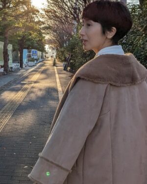 Emi Kurara Instagram - .
街中で振り袖を着た晴れやかな姿をお見かけしました。
新成人の皆さんおめでとうございます！
わたしのように沢山の年齢を重ねても未だに人生躓いては立ち上がり躓いては立ち上がりの繰り返しですが、
そうやって生きてきた道はマイナスなんでどこにもなかったと思います。そしてマイナスにしてこなかった自信はなぜかあります。
自分の人生の主人公として目一杯生きてほしいです☺︎私自身もまだまだそう思って生きています☺︎

いくつかのお知らせがあります。
⭐︎1月9日火曜夜11時スタート
フジテレビ『リビングの松永さん』
ヒロイン美己（高橋ひかるちゃん）の母、園田朋子を演じます。
この私もいつのまにか現場のキャスト最年長！（今のところのメンバーでは）。とは言え最年長だからとかそんなの関係なく皆んなから見習うことばかり、頼りになる座長、中島健人くんにありったけの信頼を寄せて皆で頑張っています。瑞々しくパワーある皆さんの姿にいちいち可愛いわー可愛いわーと目を細めながらも、一方で作品が良くなるには？と、皆んなと工夫や意見を出し気持ちの良い撮影現場。
お母さん、今後も要所要所に突然登場しますので、どうぞ宜しくお願いします！

⭐︎1月10日水曜夜7時
テレビ朝日『ミラクル９　2時間スペシャル』
日を空けずにまた呼んでいただきすごく嬉しくていつもより少しテンション高め楽しくがんばりました。くりーむしちゅーさん。やっぱり同郷熊本出身である方とご一緒できるのは本当に嬉しいです！

そしてそのままの流れでミラクル９の後は、
⭐︎1月10日水曜夜9時
テレビ朝日『相棒』第11話。
何年ぶりでしょう。出演させていただきます！
お久しぶりにお会いした水谷さんは昔と変わらず紳士でお茶目で懐大きな方で、今のわたしを受け止めてくださいました。ご一緒できる喜びでいっぱいです。

⭐︎1月12日金曜日深夜0時52分スタート
テレビ東京『ハコビヤ』
第5話に、柴田あかり役で出演させていただきます。
皆川猿時さん演じる椿山さんと、一体どんな関係なのか！
最後まで見ていただきたいです。

どの役もそれぞれお母さんです。
色の違うお母さんたちです。
それぞれの色をしっかり出せたのか…？いつもテレビの前で正座をして自分を見つめるとがっくりと。心臓が破れてしまっているんですが、絶対に私は私に負けないぞ、という気持ちで今年は殻を脱ぎ捨てて（脱ぎ捨てるのが遅いです）行きたいと思っています。

時系列で書かせていただきました。作品に携われる喜びでいっぱいです。
50代どんな人生を歩んでいたいのか、どんな俳優になっていたいのか、この40代の後半期はしっかりとした土台作り、わたしが生きてきた喜怒哀楽を作品に昇華させて爆発したいとそう思っております。皆さんどうぞどうぞよろしくお願い致します☺︎