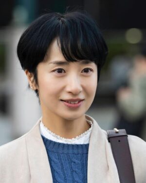 Emi Kurara Instagram - .
街中で振り袖を着た晴れやかな姿をお見かけしました。
新成人の皆さんおめでとうございます！
わたしのように沢山の年齢を重ねても未だに人生躓いては立ち上がり躓いては立ち上がりの繰り返しですが、
そうやって生きてきた道はマイナスなんでどこにもなかったと思います。そしてマイナスにしてこなかった自信はなぜかあります。
自分の人生の主人公として目一杯生きてほしいです☺︎私自身もまだまだそう思って生きています☺︎

いくつかのお知らせがあります。
⭐︎1月9日火曜夜11時スタート
フジテレビ『リビングの松永さん』
ヒロイン美己（高橋ひかるちゃん）の母、園田朋子を演じます。
この私もいつのまにか現場のキャスト最年長！（今のところのメンバーでは）。とは言え最年長だからとかそんなの関係なく皆んなから見習うことばかり、頼りになる座長、中島健人くんにありったけの信頼を寄せて皆で頑張っています。瑞々しくパワーある皆さんの姿にいちいち可愛いわー可愛いわーと目を細めながらも、一方で作品が良くなるには？と、皆んなと工夫や意見を出し気持ちの良い撮影現場。
お母さん、今後も要所要所に突然登場しますので、どうぞ宜しくお願いします！

⭐︎1月10日水曜夜7時
テレビ朝日『ミラクル９　2時間スペシャル』
日を空けずにまた呼んでいただきすごく嬉しくていつもより少しテンション高め楽しくがんばりました。くりーむしちゅーさん。やっぱり同郷熊本出身である方とご一緒できるのは本当に嬉しいです！

そしてそのままの流れでミラクル９の後は、
⭐︎1月10日水曜夜9時
テレビ朝日『相棒』第11話。
何年ぶりでしょう。出演させていただきます！
お久しぶりにお会いした水谷さんは昔と変わらず紳士でお茶目で懐大きな方で、今のわたしを受け止めてくださいました。ご一緒できる喜びでいっぱいです。

⭐︎1月12日金曜日深夜0時52分スタート
テレビ東京『ハコビヤ』
第5話に、柴田あかり役で出演させていただきます。
皆川猿時さん演じる椿山さんと、一体どんな関係なのか！
最後まで見ていただきたいです。

どの役もそれぞれお母さんです。
色の違うお母さんたちです。
それぞれの色をしっかり出せたのか…？いつもテレビの前で正座をして自分を見つめるとがっくりと。心臓が破れてしまっているんですが、絶対に私は私に負けないぞ、という気持ちで今年は殻を脱ぎ捨てて（脱ぎ捨てるのが遅いです）行きたいと思っています。

時系列で書かせていただきました。作品に携われる喜びでいっぱいです。
50代どんな人生を歩んでいたいのか、どんな俳優になっていたいのか、この40代の後半期はしっかりとした土台作り、わたしが生きてきた喜怒哀楽を作品に昇華させて爆発したいとそう思っております。皆さんどうぞどうぞよろしくお願い致します☺︎