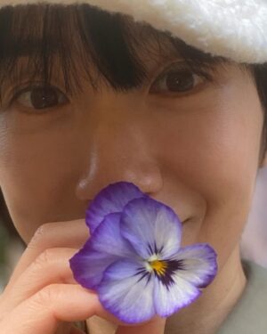 Emi Kurara Instagram - .
あけましておめでとうございます。
そう言っていいものか、今なお苦しんでいる方が多くいらっしゃり、
新年のご挨拶も虚しく響く年明けです。

一秒でも早く、
安らげますように。眠れますように。
2024年　これ以上悲しみのない世界になりますよう心から安寧を願います。

家族でお雑煮をいただき、
氏神様にご挨拶、
いつもの街並みをゆっくりお散歩して
いつも通りに子どもたちと公園に。
おせち料理を皆んなで囲む、
あたりまえの元日。
それはあたりまえではない、ズドン…と痛感しています。

自分に与えていただいてる人生に感謝して、
毎日を力強く生き抜きたいと思います。
年明けからパワフルに活動できる体にも感謝！
みなさん助け合ってがんばりましょうね🕊️

私にできることはなんだろう、
今回に限らず、日々そう思って悶々とする方も多いかもしれません。
自然に抗うことは出来ないけれど、
私たちは助け合って寄り添うことはできる。
誰かの話し相手になる、
背中をさする、
それだけでも誰かの心に光りが灯る、大きな貢献。
私もそれで心が救われた経験があります。
それぞれができることを取り組んで、優しさ、力のある社会にしたいですね。

誰かへの少しの元気になればと願って、皆んなで頑張って撮ったきた作品も、またお伝えできたらと思います。
Instagramも時々の更新ですが、
今年は明るい話や写真などたくさんお届け出来たらいいなと思います。
いつもみなさんありがとうございます。

本年もどうぞよろしくお願い致します。

映美くらら
