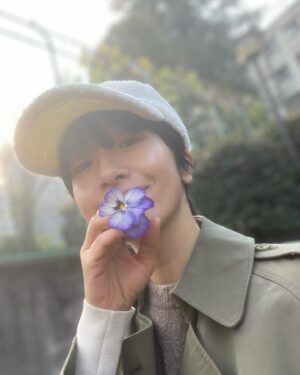 Emi Kurara Instagram - .
あけましておめでとうございます。
そう言っていいものか、今なお苦しんでいる方が多くいらっしゃり、
新年のご挨拶も虚しく響く年明けです。

一秒でも早く、
安らげますように。眠れますように。
2024年　これ以上悲しみのない世界になりますよう心から安寧を願います。

家族でお雑煮をいただき、
氏神様にご挨拶、
いつもの街並みをゆっくりお散歩して
いつも通りに子どもたちと公園に。
おせち料理を皆んなで囲む、
あたりまえの元日。
それはあたりまえではない、ズドン…と痛感しています。

自分に与えていただいてる人生に感謝して、
毎日を力強く生き抜きたいと思います。
年明けからパワフルに活動できる体にも感謝！
みなさん助け合ってがんばりましょうね🕊️

私にできることはなんだろう、
今回に限らず、日々そう思って悶々とする方も多いかもしれません。
自然に抗うことは出来ないけれど、
私たちは助け合って寄り添うことはできる。
誰かの話し相手になる、
背中をさする、
それだけでも誰かの心に光りが灯る、大きな貢献。
私もそれで心が救われた経験があります。
それぞれができることを取り組んで、優しさ、力のある社会にしたいですね。

誰かへの少しの元気になればと願って、皆んなで頑張って撮ったきた作品も、またお伝えできたらと思います。
Instagramも時々の更新ですが、
今年は明るい話や写真などたくさんお届け出来たらいいなと思います。
いつもみなさんありがとうございます。

本年もどうぞよろしくお願い致します。

映美くらら