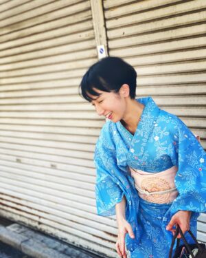 Emi Kurara Instagram - .
古い浴衣を引っ張り出して
えっらく時間がかかって、
YouTubeでおさらいしながら
自分で着ました。（出かける前から汗汗汗）
どんなに古くても、
いつも新しく感じるのは和装の魅了されるところです。

私もなつやすみ、いただいています。
お母さんの仕事におやすみはないけれど、
時間に追われないという幸せ。
ゆるゆるしています🍉

#台風お気をつけて