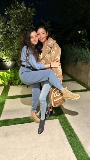 Emilia Ares Instagram - this is the only way to listen to @sozimusic ‘s new music

 “I need space, basketcase” 💃🏻 🎵 
call 9-1-1 by SOZI
don’t call 911 
stream the song…I mean unless it’s an emergency then by all means #sozi #sozimusic