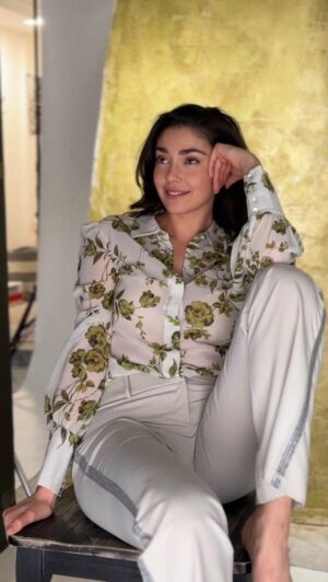 Emilia Ares Instagram - BTS of my first photoshoot of the year with Bret Green Photography! Such a fun shoot, Bret has a great eye for framing and beautiful backdrops that are rich in texture and color. Def. check him out for your photography needs #profiles #portraits #photoshoot @bretgreenphoto