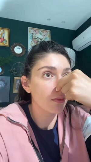 Emilia Ares Instagram - Tell me I’m not the only one who holds their breath while the character is underwater to see if I would die 😂 #holdyourbreath #thelostcity #sandrabullock #relatablyweird