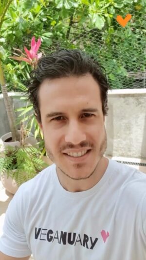 Emiliano D'Ávila Instagram - 2023 chegou e com ele uma nova e excelente oportunidade pra repensar a forma como nos relacionamos com a vida, os animais e o meio ambiente. 

Vem com a gente da @veganuarybrasil !

#veganismo #veganuary #vegan #vegano #veganism #govegan #direitosanimais #meioambiente #sustentabilidade #animalrights #enviroment #etica #empatia #especismo #especisism #sustainability #ethic #empathy #veganuarybrasil #veganuary