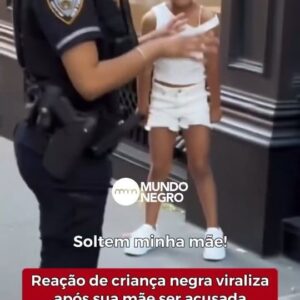 Emiliano D'Ávila Instagram - Como não se revoltar com essa situação? Como não se emocionar com a revolta dessa criança? 

#racismo #repostagem @mundonegro 

Que cena triste! Nos Estados Unidos, o vídeo de uma criança negra defendendo a mãe, acusada injustamente de furto, viralizou nas redes sociais. Policiais aparecem revistando a mulher e questionando o desaparecimento de um óculos de sol da loja Moncler. O estabelecimento apresentou a descrição defendendo que o furto foi feito por uma 'mulher negra com camiseta branca. 

No registro viral, o emblema em um dos uniformes dos policiais mostra que eles trabalham no Departamento de Polícia de Nova York. "Deixe minha mãe em paz", grita a menina diversas vezes. 

Depois que a mulher foi algemada, a pequena chorou e apareceu tentando orar, até ser separada da mãe. 

Foi relatado que a criança foi acompanhada pela polícia até a casa dos familiares. Até o momento dessa publicação, não foi revelado se a mãe continua detida. 

Texto e Edição: @anthunesarth 

Vídeo: The Original Show 

#mundonegro 

📲 Leia a notícia completa pelo LINK NA BIO e siga sitemundonegro em todas as redes sociais para saber das notícias em primeira mão. 

🙏🏿 Doe para as vítimas das enchentes no RS: paraquemdoar.com.br