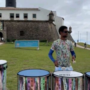 Emiliano D'Ávila Instagram - Salvador, meu amor, uma moqueca de emoções!

Revi amigos, parentes, passeei um pouquinho por minha cidade e lotamos 3 dias de @abismoderosas com todas as pessoas nos dando o retorno de que adoraram o espetáculo. 

De quebra, ainda matei um pouquinho meu sonho antigo de ser percussionista e tive o imenso prazer de receber esse emocionante discurso de @claudioosimoes_ , autor da peça. 

Me sinto muito grato e com uma eterna saudade da minha terra!

#tbt #Salvador #Bahia #faroldabarra #teatro #turnê