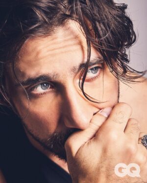 Emiliano Zurita Instagram - Gracias al increíble equipo de @gqmexico por estas fotits 💥👽

Fotografía: Diego Bigolin - @diego.bigolin
Estilismo: Ruth Buendia - @ruthbuendiap
Grooming: Luz Gonzalez- @luzgonzalezvg
Arte:
Jos Nolasco - @tucelyn
Ignacio de la Serna - @ignaciodelasernar
Anaceci Avilez - @anace_alo