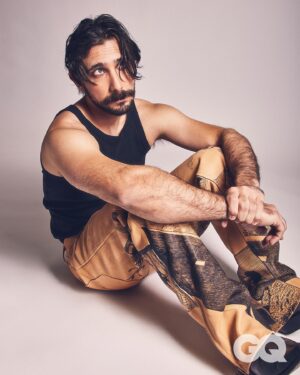 Emiliano Zurita Instagram - Gracias al increíble equipo de @gqmexico por estas fotits 💥👽

Fotografía: Diego Bigolin - @diego.bigolin
Estilismo: Ruth Buendia - @ruthbuendiap
Grooming: Luz Gonzalez- @luzgonzalezvg
Arte:
Jos Nolasco - @tucelyn
Ignacio de la Serna - @ignaciodelasernar
Anaceci Avilez - @anace_alo