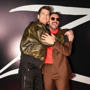Emiliano Zurita Instagram - Que gran noche ayer en la premier de #ZORRO 💥 viendo un proyecto que llevamos trabajando tanto tiempo con gente que amo más que nada…no se puede pedir más ❤️‍🔥
.
.
Fotos y styling: @fernan.mx
Reloj: @omega
Look: @driesvannoten @luigibianchi_official @off____white
Lentes: @jacquesmariemage