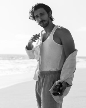 Emiliano Zurita Instagram - Que gusto formar parte de la familia @armanibeauty como nuevo embajador en México 🌊🤍

📸 @davidsuarezph 

#armaniacquadigio 
#armanibeauty #fragrance 
#parfum #publicidad